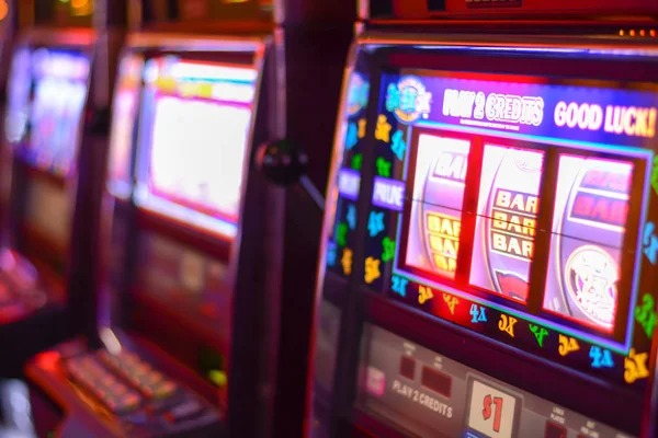 Multi-Bet studio with split-screen dealer feeds on qqpek